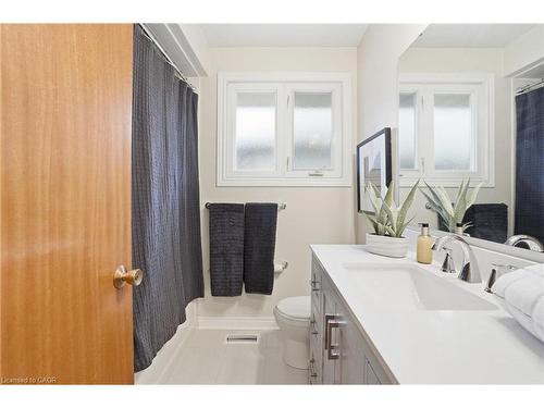 131 Nash Road N, Hamilton, ON - Indoor Photo Showing Bathroom