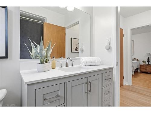 131 Nash Road N, Hamilton, ON - Indoor Photo Showing Bathroom