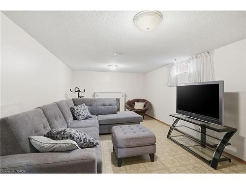 131 Nash Road N, Hamilton, ON - Indoor Photo Showing Living Room