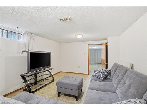 131 Nash Road N, Hamilton, ON - Indoor Photo Showing Living Room