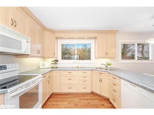 171 Sherwood Rise, Hamilton, ON - Indoor Photo Showing Kitchen With Double Sink