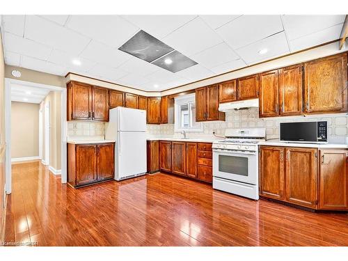 111 Leland Street, Hamilton, ON - Indoor Photo Showing Kitchen