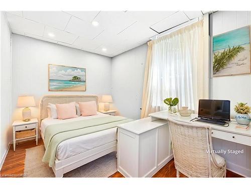 111 Leland Street, Hamilton, ON - Indoor Photo Showing Bedroom