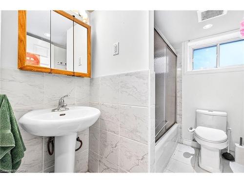 111 Leland Street, Hamilton, ON - Indoor Photo Showing Bathroom