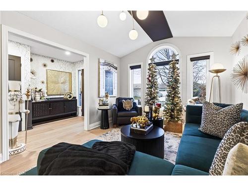 7 Waterside Drive, Stoney Creek, ON - Indoor Photo Showing Living Room