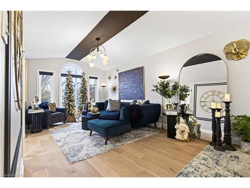 7 Waterside Drive, Stoney Creek, ON - Indoor Photo Showing Living Room