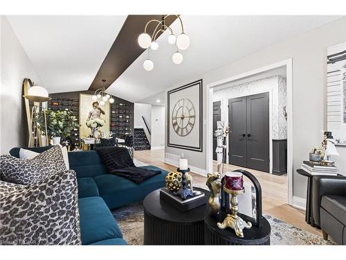 7 Waterside Drive, Stoney Creek, ON - Indoor Photo Showing Living Room