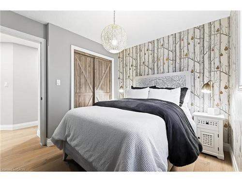 7 Waterside Drive, Stoney Creek, ON - Indoor Photo Showing Bedroom