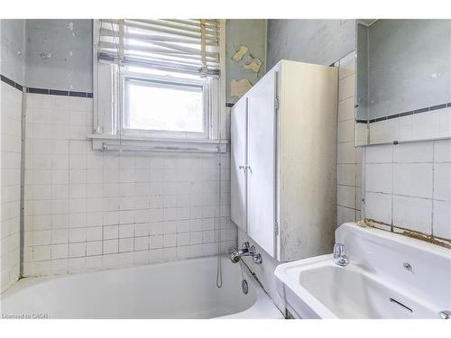 182 Balmoral Avenue S, Hamilton, ON - Indoor Photo Showing Bathroom