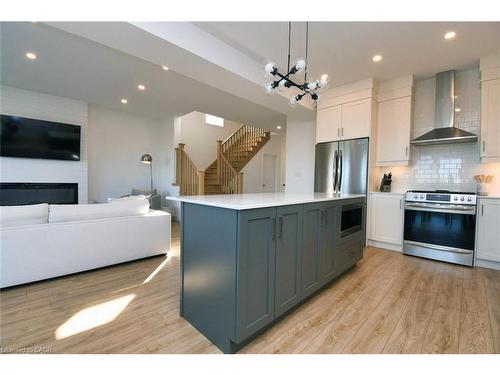 100 Bedrock Drive, Hamilton, ON - Indoor Photo Showing Kitchen With Upgraded Kitchen