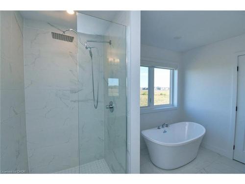 100 Bedrock Drive, Hamilton, ON - Indoor Photo Showing Bathroom