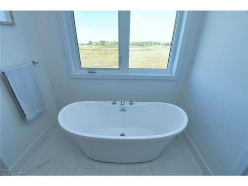 100 Bedrock Drive, Hamilton, ON - Indoor Photo Showing Bathroom