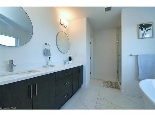 100 Bedrock Drive, Hamilton, ON - Indoor Photo Showing Bathroom