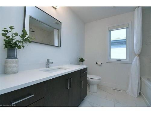 100 Bedrock Drive, Hamilton, ON - Indoor Photo Showing Bathroom