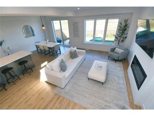 100 Bedrock Drive, Hamilton, ON - Indoor Photo Showing Living Room