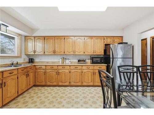 20 Nelligan Place, Hamilton, ON - Indoor Photo Showing Kitchen With Double Sink