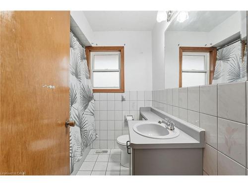 20 Nelligan Place, Hamilton, ON - Indoor Photo Showing Bathroom