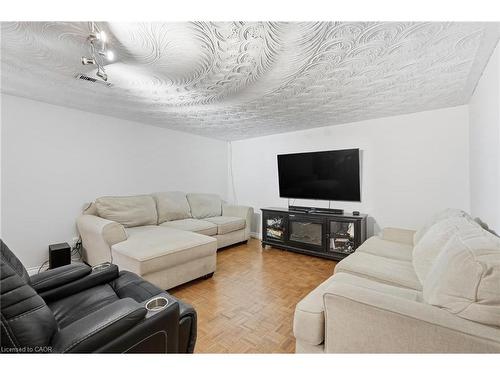 20 Nelligan Place, Hamilton, ON - Indoor Photo Showing Living Room