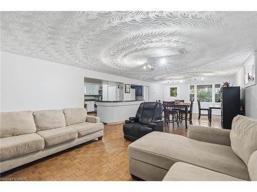 20 Nelligan Place, Hamilton, ON - Indoor Photo Showing Living Room