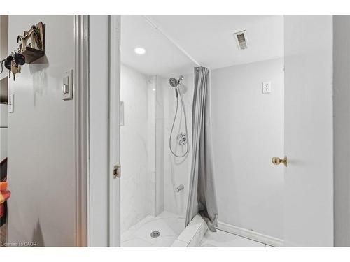 20 Nelligan Place, Hamilton, ON - Indoor Photo Showing Bathroom