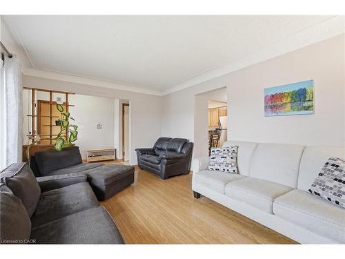 20 Nelligan Place, Hamilton, ON - Indoor Photo Showing Living Room