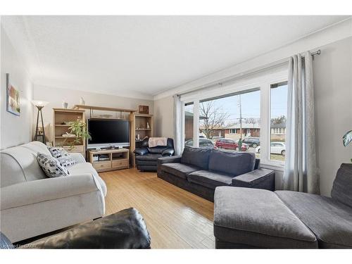 20 Nelligan Place, Hamilton, ON - Indoor Photo Showing Living Room