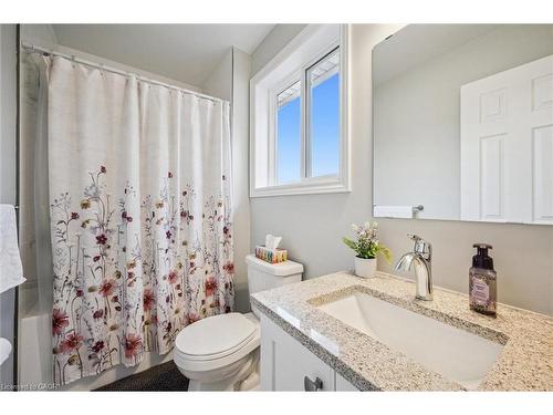 16 Edward Street, Cambridge, ON - Indoor Photo Showing Bathroom