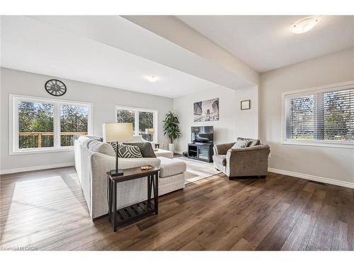 16 Edward Street, Cambridge, ON - Indoor Photo Showing Living Room
