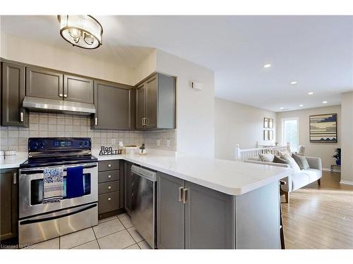 2-2333 Walker'S Line, Burlington, ON - Indoor Photo Showing Kitchen