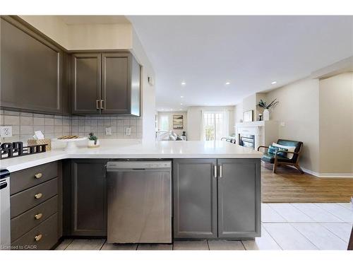 2-2333 Walker'S Line, Burlington, ON - Indoor Photo Showing Kitchen With Upgraded Kitchen