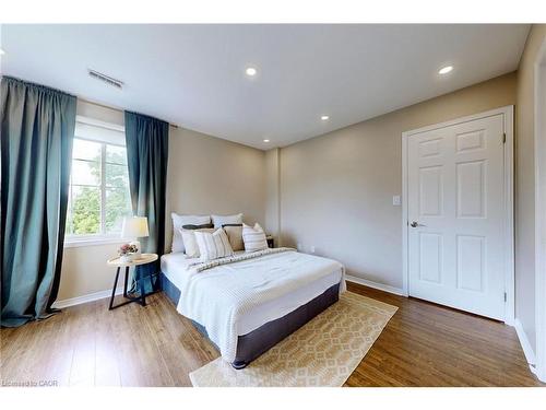 2-2333 Walker'S Line, Burlington, ON - Indoor Photo Showing Bedroom