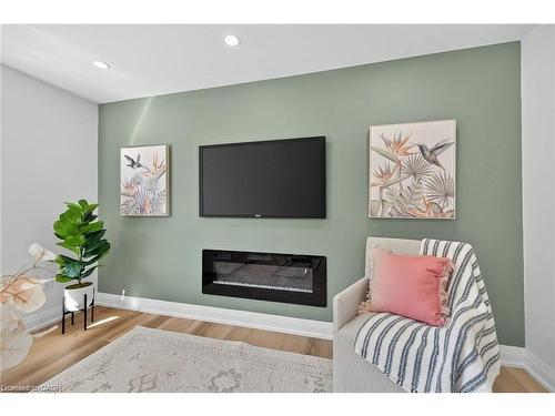 1-175 East 45Th Street, Hamilton, ON - Indoor Photo Showing Living Room With Fireplace