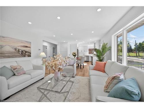 1-175 East 45Th Street, Hamilton, ON - Indoor Photo Showing Living Room