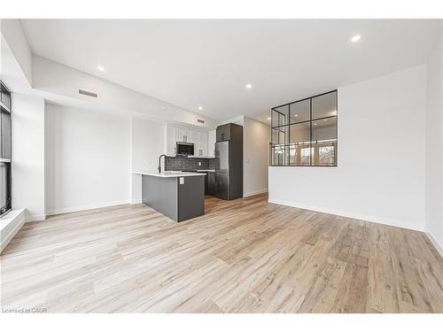 305-555 Sanatorium Road, Hamilton, ON - Indoor Photo Showing Kitchen