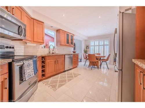 139 Brigade Drive, Hamilton, ON - Indoor Photo Showing Kitchen With Stainless Steel Kitchen