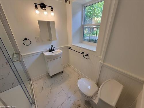 Lower-98 West Avenue N, Hamilton, ON - Indoor Photo Showing Bathroom