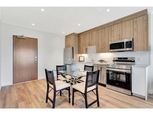706-525 New Dundee Road, Kitchener, ON - Indoor Photo Showing Kitchen