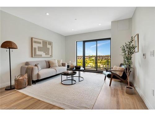 706-525 New Dundee Road, Kitchener, ON - Indoor Photo Showing Living Room