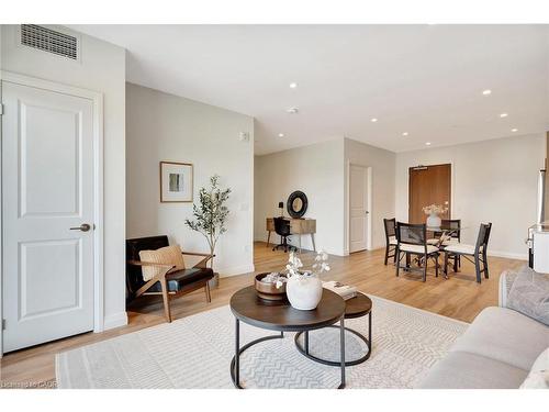706-525 New Dundee Road, Kitchener, ON - Indoor Photo Showing Living Room