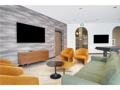 706-525 New Dundee Road, Kitchener, ON - Indoor Photo Showing Living Room