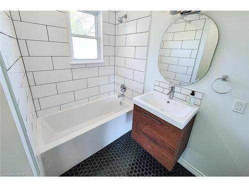 72 West 1St Street, Hamilton, ON - Indoor Photo Showing Bathroom