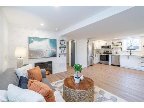 72 West 1St Street, Hamilton, ON - Indoor Photo Showing Living Room