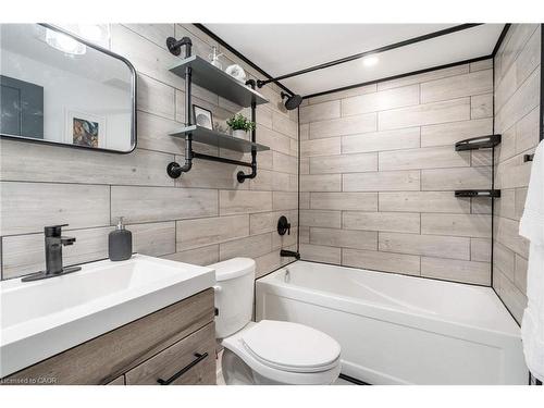 72 West 1St Street, Hamilton, ON - Indoor Photo Showing Bathroom