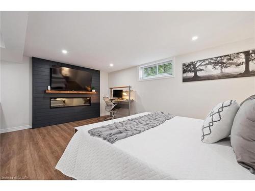 16-167 Arkell Road, Guelph, ON - Indoor Photo Showing Bedroom