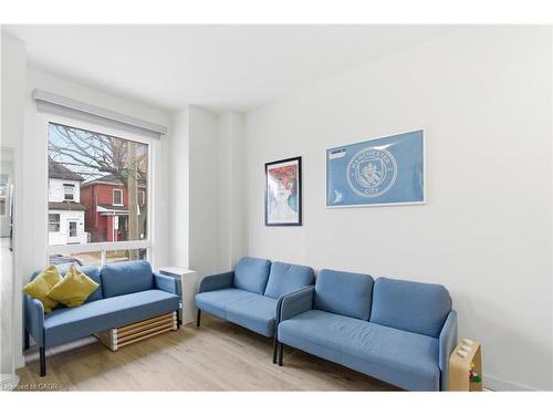 40 Fullerton Avenue, Hamilton, ON - Indoor Photo Showing Living Room
