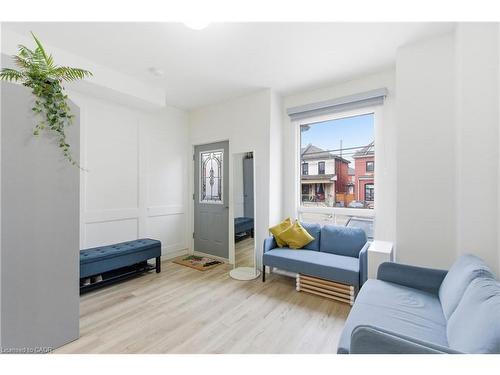 40 Fullerton Avenue, Hamilton, ON - Indoor Photo Showing Living Room