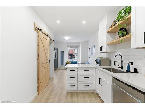 40 Fullerton Avenue, Hamilton, ON - Indoor Photo Showing Kitchen With Upgraded Kitchen