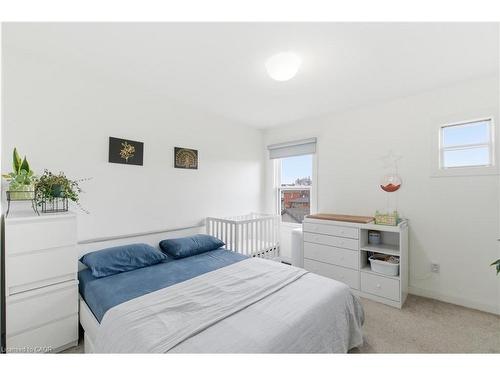 40 Fullerton Avenue, Hamilton, ON - Indoor Photo Showing Bedroom