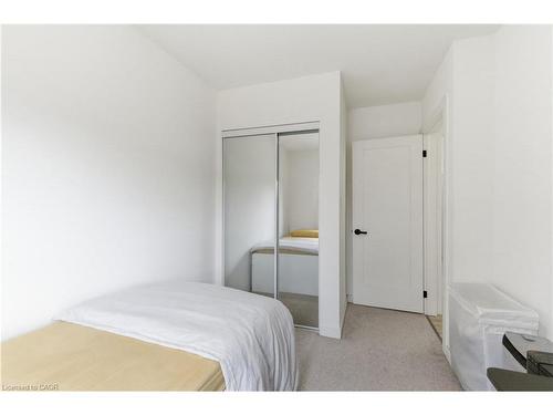 40 Fullerton Avenue, Hamilton, ON - Indoor Photo Showing Bedroom