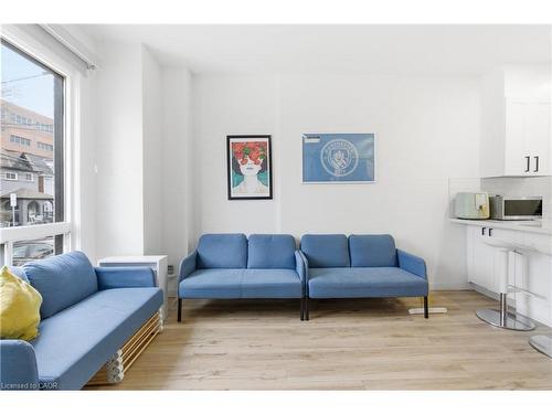 40 Fullerton Avenue, Hamilton, ON - Indoor Photo Showing Living Room